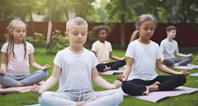 A prática do mindfulness tem demonstrado ser uma ferramenta valiosa na educação, especialmente para crianças e adolescentes. Incorporar técnicas de mindfulness no ambiente escolar pode ajudar os jovens a desenvolver habilidades emocionais e cognitivas essenciais para seu crescimento. 